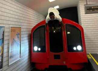 Exploring London’s Tube Train: A Thrilling Adventure on Top and Hanging from the Ceiling news-28072024-115826