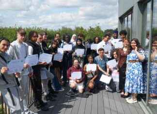 Celebrating Success: Southall Graduates Honored for Leadership Achievements news-28072024-223839