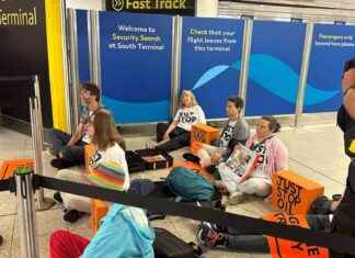 Travel Chaos at Gatwick Airport as Protesters Block Departure Gates with Oil news-29072024-024202