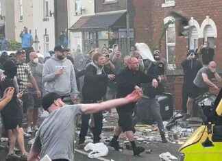 Far-Right Mob Clashes with Police Outside Southport Mosque – Knife Killings Incident news-30072024-201359