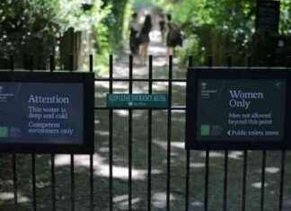 Protesters Rally to Preserve Female-Only Pool: Advocating for Gender-Specific Spaces news-31072024-084835