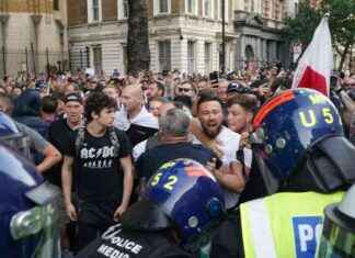 Latest Updates on Southport Stabbing Incident: Flares Thrown at Downing Street news-31072024-125239