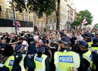 London Riots: Over 100 Arrested Following Southport Stabbings news-01082024-071559