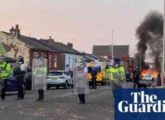 Protecting Mosques in England: Police Urged as Far Right Plans More Rallies news-01082024-170052