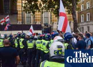Anti-Racists Mobilize to Counter-Protest Far-Right Rallies news-02082024-094405