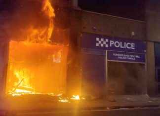 Far-right mob attacks police station and mosque – updates and news news-02082024-170811