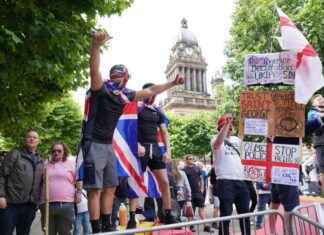 Far-right Clash with Counter Protest in Manchester: UK Riots Live Update news-03082024-055106