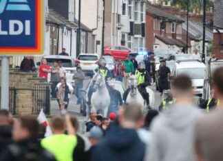 Rioters in Sunderland Attempt to Smash Gravestones for Missiles news-03082024-095608
