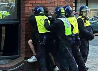 Protesters Clash in Bristol: Running Battle with Bottles and Punches – Updates and Details news-03082024-180135