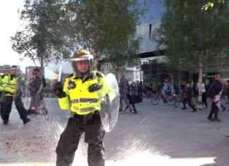 Far-Right Clash in Liverpool: Objects Hurled at Police news-04082024-004605