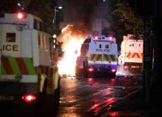 Night of Violence in Belfast: Police Attacked with Petrol Bombs news-06082024-102101