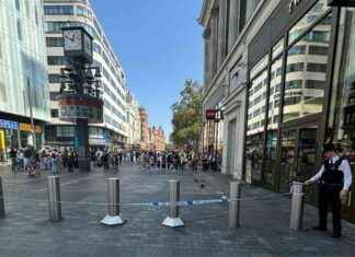 London Tourist Attraction Temporarily Closed Due to Double Stabbing news-12082024-230414