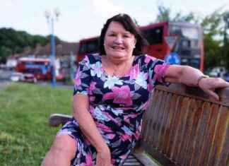 Long-serving Ealing Hospital employee celebrates 45 years news-12082024-230525