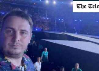 President Macron Confronted by Prankster at Olympic Closing Ceremony news-12082024-231031