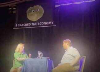 Liz Truss Walks Off Stage Due to Lettuce Banner Prank news-14082024-123801