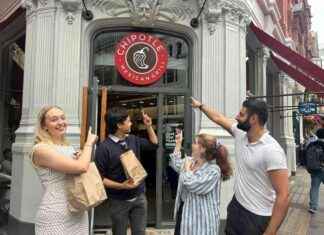 Trending Social Media Fast-Food Spot: Trying a Baby-Sized Burrito news-15082024-081720