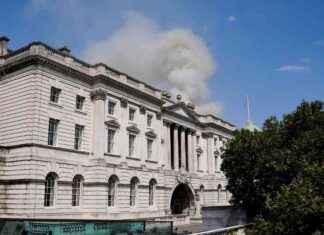 Massive Fire at Somerset House in London: 125 Firefighters Respond to Blaze news-17082024-172656