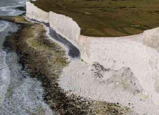 Seaside Stroll at Westminster: Exploring the Beautiful Coastal Path news-17082024-212202