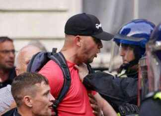 Far-right protester cries as he is jailed for taunting police news-20082024-224039