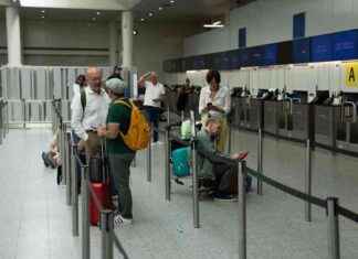 Post-Brexit Rule Turning Away 200 Brits Daily at UK Airports news-21082024-162516