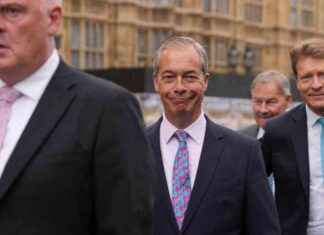 Nigel Farage Emphasizes His Dedication to His Role as an MP news-25082024-235501
