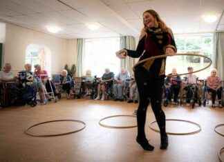 Circus Performer Brings Joy to Care Home Residents: A Heartwarming Story news-28082024-120842