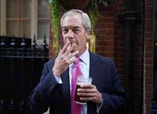 Nigel Farage Sparks Controversy by Smoking Near Pub news-30082024-122853