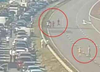 Drivers Engage in Impromptu Soccer Game During Traffic Jam news-02092024-123938