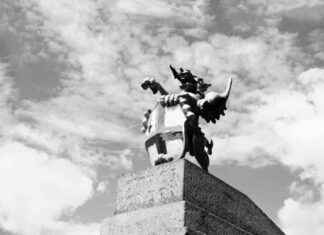 Benefits of Stable Politics and Strong Economy on Service Industry: A Comprehensive Analysis news-04092024-124942