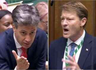 Ed Miliband outsmarts Tice with a powerful slam dunk using his own slogan news-04092024-125155