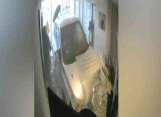 Former Police Officer Caught on CCTV Crashing Car into Ex-Girlfriend’s Office news-10092024-122030