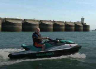 Ed Davey Arrives at Lib Dem Conference in Brighton by Jet Ski news-14092024-232116