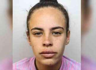 Mother Criticized for Taking Baby to Manchester Riot news-23092024-161530