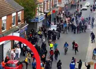 Mother and Daughter Smash Car During UK Riots: A Shocking Incident news-24092024-081301