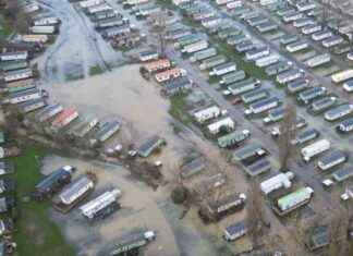 Emergency Evacuation: 52 People and 22 Dogs Rescued from Flooded Holiday Park news-25092024-130844
