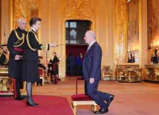 Sir Alan Bates Awarded Knighthood at Windsor Castle news-26092024-050710