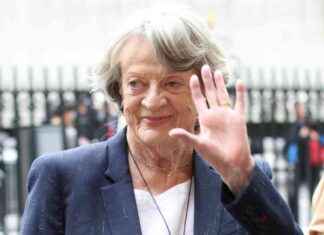 Tributes Pour in for Dame Maggie Smith: A National Treasure Remembered news-27092024-213100