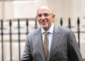 Former Chancellor Opens Up About Past as Football Hooligan: ‘I Sought Out Fights’ news-04102024-213804