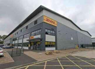 Counter-terrorism Police Investigate UK Warehouse Fire for Possible Russian Connections news-17102024-093513