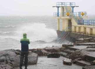UK on High Alert as Storm Ashley Causes Rail, Road, and Air Chaos with Flood Warnings news-20102024-223655