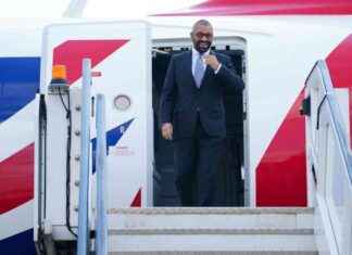 James Cleverly’s Lavish Spending on In-Flight Catering for Rwanda Trip news-21102024-103952