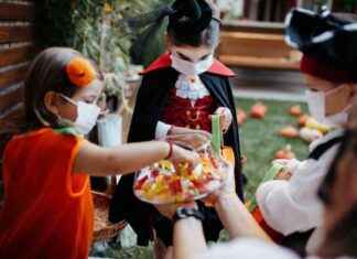 Healthy Halloween: Dentists Recommend Alternatives to Sweets for Trick or Treaters news-30102024-064548
