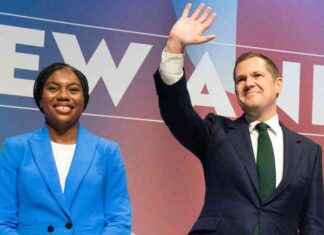 Budget 2022: Leaderless Tories Struggle to Comment on Historic Financial Plan news-31102024-081357