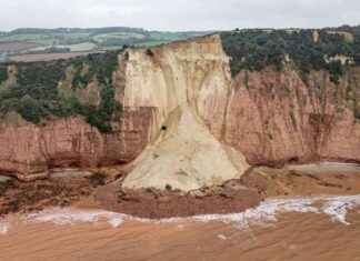 Cottage Perilously Close to 400ft Cliff Edge on Jurassic Coast news-03112024-082458