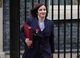 Starmer raises university tuition fees after eight-year freeze news-04112024-172224