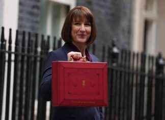 Reeves Accused of Business Betrayal: Top Bank Warns of Tax Hikes news-11112024-204934