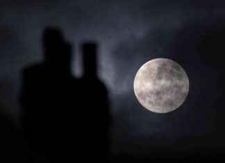 Rare Beaver Moon Supermoon Illuminates UK Sky in Stunning Display news-16112024-062405
