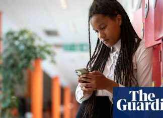 Australia Bans Under-16s from Social Media: World-First Law Sparks Safety Concerns news-28112024-165319