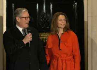 Keir Starmer Lights Up Christmas at 10 Downing Street news-02122024-213738